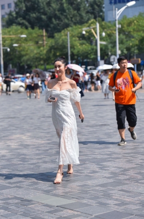 大气一字肩白裙