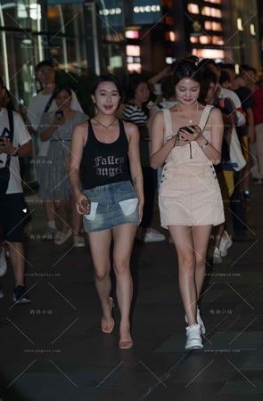 夜拍美腿牛仔短裙美眉