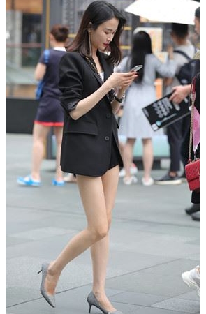 玩手机的小姐姐(18P)