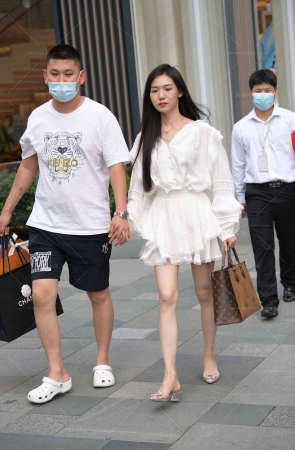 偶遇别人家的漂亮女朋友
