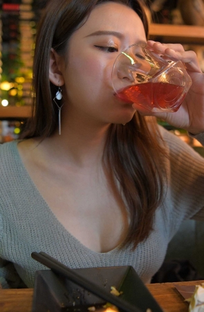 白色紧身裤大长腿美女
