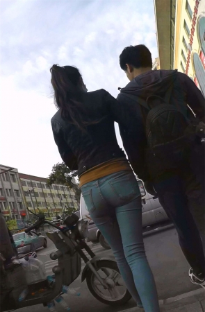 紧身蓝色牛仔裤气质美女