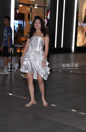 街拍白色吊带裙美眉