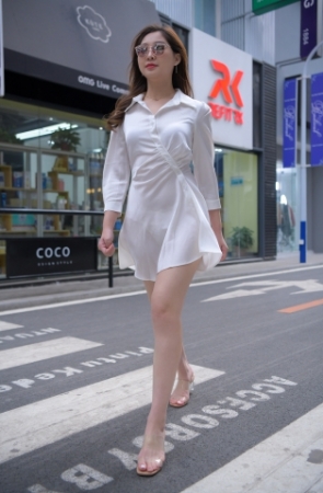 白色短裙美女