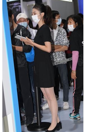 戴着白口罩的黑裙美女(59P)