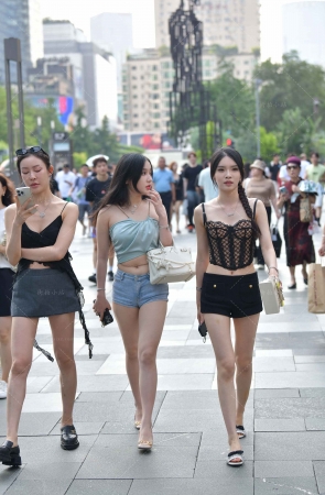 街拍清凉热裤美腿三姐妹