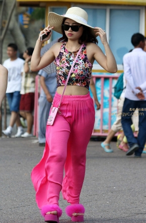 第558篇&冷酷美女，粉裤微透& ----12P