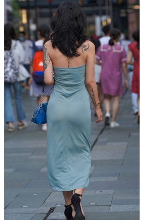 包臀长裙美女(36P)[420M/JPG]