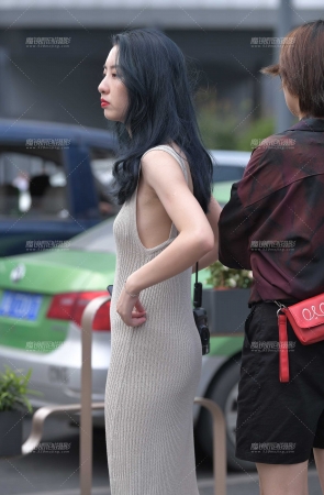 柔软贴身针织长裙美眉