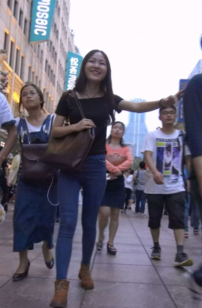 青春洋溢蓝色牛仔裤黑T恤美女