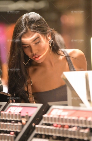 夜拍白裤美女