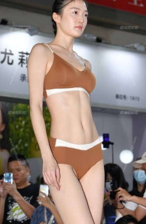 23419-35=49/三个内衣模特，喜欢那个呢？ 15P