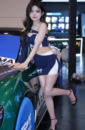 可爱的车模小姐姐【套图+视频】