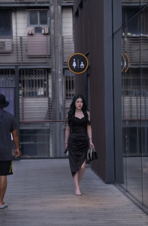 白皙开叉裙美女