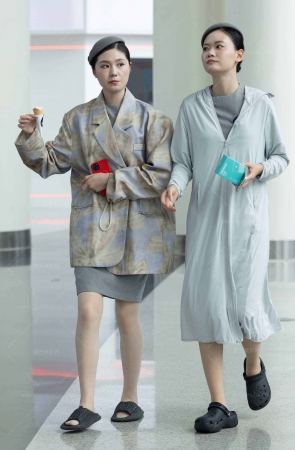 LB421-33P 成都车展-问界展台的极品肉丝拖鞋礼仪小姐姐