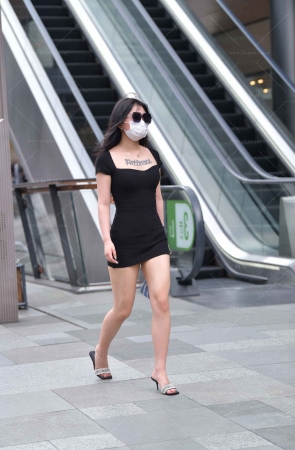 街拍黑色超短裙美女 【图片➕视频】