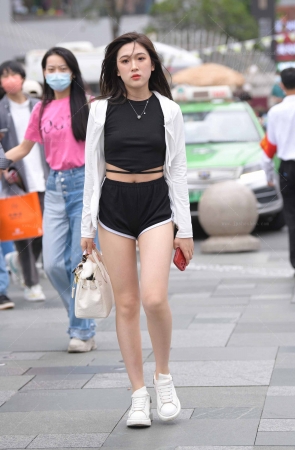 22521-16=63√夏日热裤大白腿女孩 15P