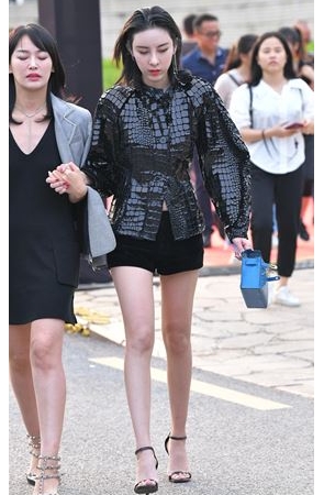 气质短发小姐姐(37P)