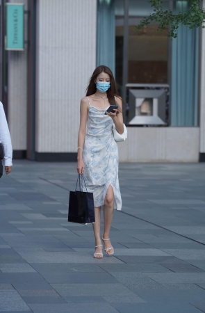 街拍吊带长裙美女