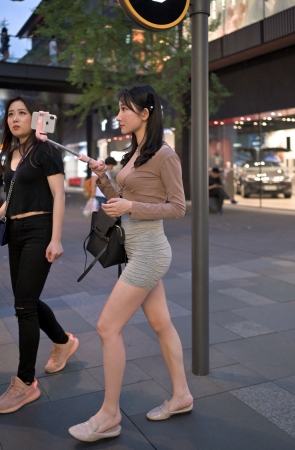 很有气质的灰色包臀裙美女