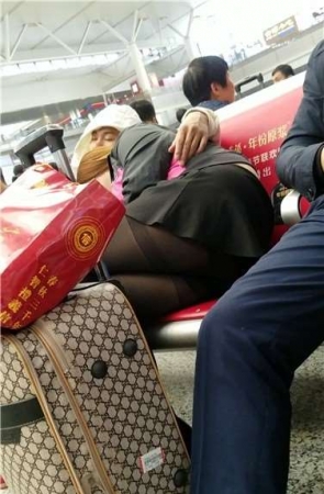 4k超清，黑丝肥妹昨晚战斗激烈，白天扑到男友怀里睡着了