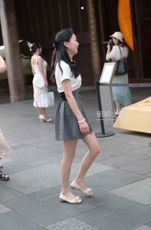 街拍喜欢穿R丝的小姐姐