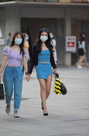 街拍极品性感蓝色包臀裙高跟美女