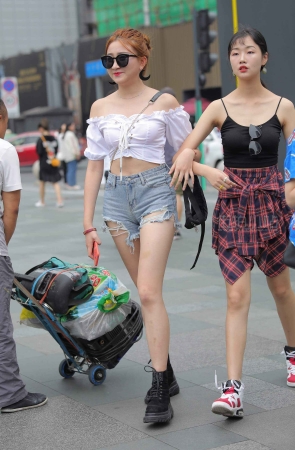性感热裤辣妹