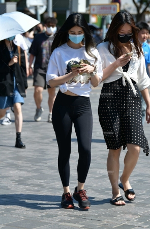 &长发紧身裤美女&