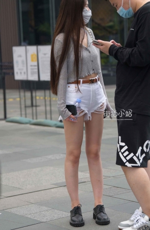 街拍白热裤小姐姐~