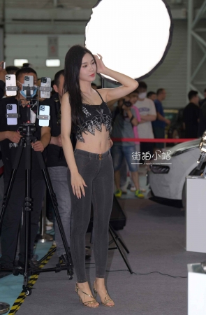 紧身紧牛美女