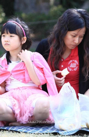 成熟性波浪卷发短袜女子