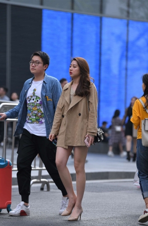 咖色西装美腿凉高