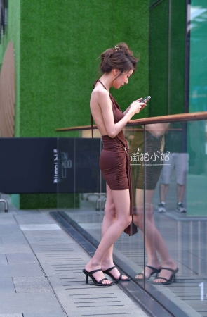 搭讪街拍苗条身材的棕色群美眉