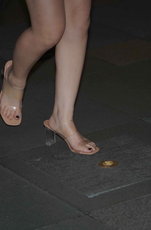 街拍皮短裙美腿美女