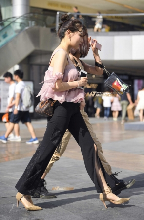 粉衣黑裤美女