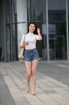 热裤美腿美眉