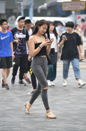 性高高挑的美女街拍