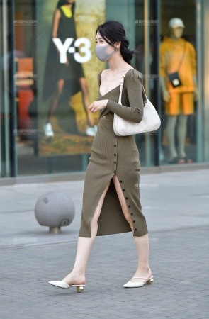 &逛街长裙美女&