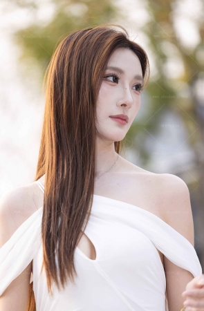 LB958-120P 26苏州改装-网红车模小袁宝的美胸和玉足 12P