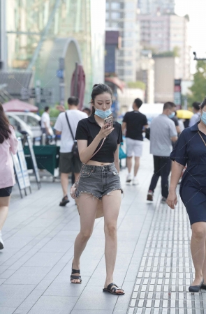 街拍马尾辫热裤小姐姐