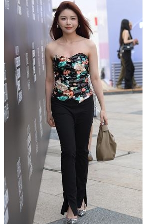 气质抹胸美女(83P)