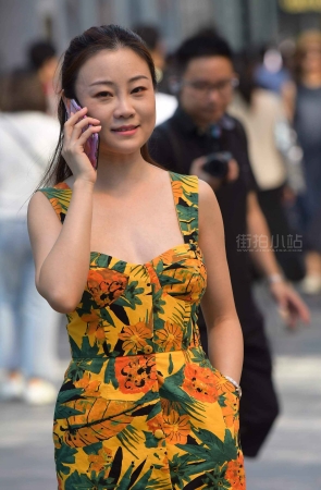 街拍低胸连衣裙美妇