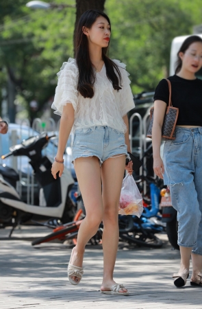修长美腿高挑美女
