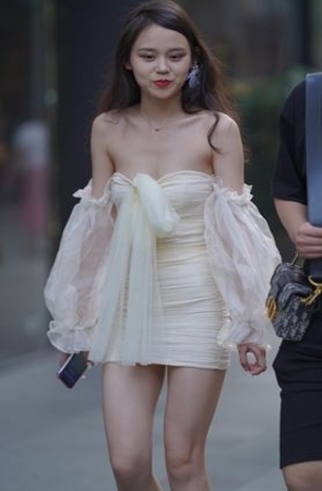 性感的抹胸包屯美女(48P)