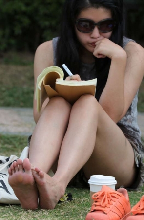 No793 漂亮女生脱鞋静静阅读，一双细足极致骨感