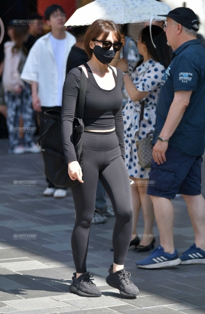 &逛街黑色紧身裤美女
