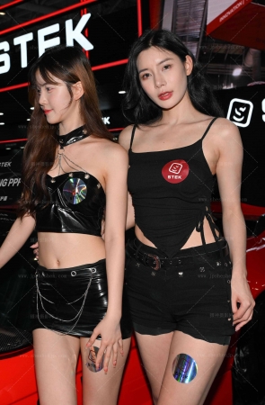 2532-43=46√美腿美足车模 9P