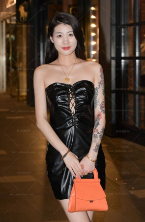 24531-7=100√搭讪性感大长腿小姐姐 18P