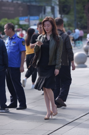 黑色短裙气质美女